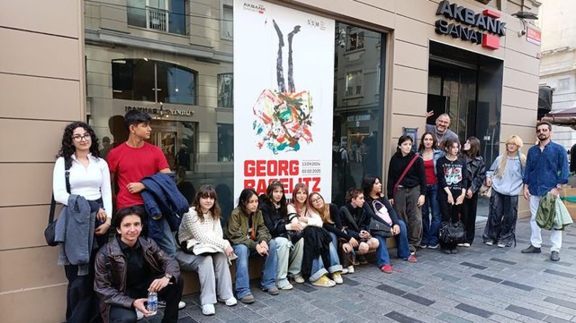 CASA BOTTER SERGİ SALONU “KOMET”, YAPI KREDİ KÜLTÜR SANAT SERGİ SALONU “YERYÜZÜ HALLERİ”, AKBANK SANAT “GEORG BASELİTZ”, AKM “PİCASSO” SERGİLERİNİ GEZDİK.