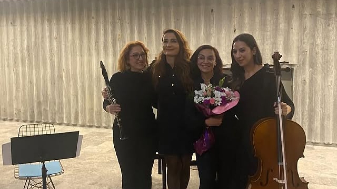 OKULUMUZ KLARNET ÖĞRETMENİ DR. DUYGU TURAN “YALNIZ DEĞİL BAĞIMSIZ” FOTOĞRAF SERGİSİNİ VE KLARNET ÖĞRENCİLERİ KONSERİNİ GERÇEKLEŞTİRDİ.
