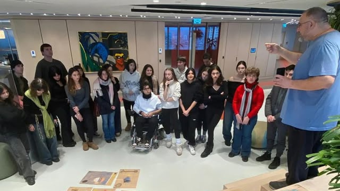 RESİM BÖLÜMÜ 10 VE 12. SINIF ÖĞRENCİLERİMİZ REFİK ANADOL’UN SABANCI CENTER’DA SERGİLENEN ESERİNİ, BARIŞ KARAYAZGAN’IN ANLATIMI İLE KEŞFETTİLER. 
