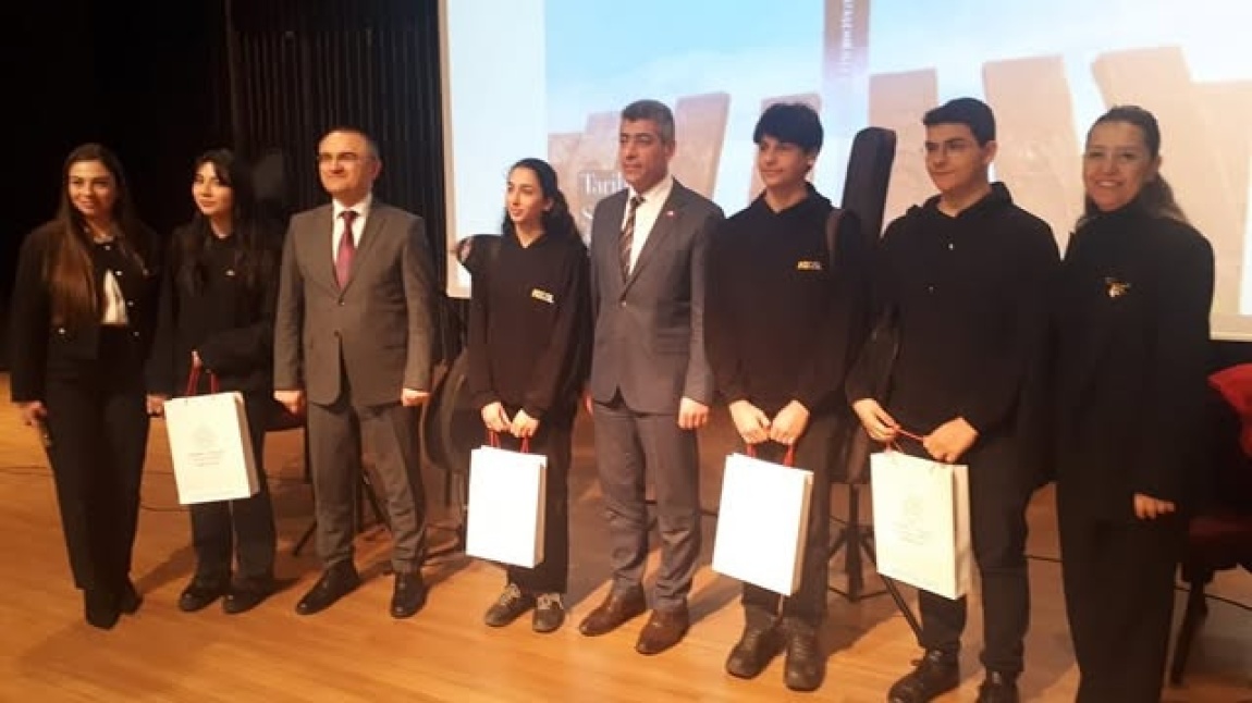 ÇINARIN GÖLGESİNDE/ MEDENİYET OKUMALARI PROJESİ KAPSAMINDA GERÇEKLEŞTİRİLEN “TARİHİN ŞAHİTLERİ” KİTAP TANITIM PROGRAMINDA YER ALDIK.