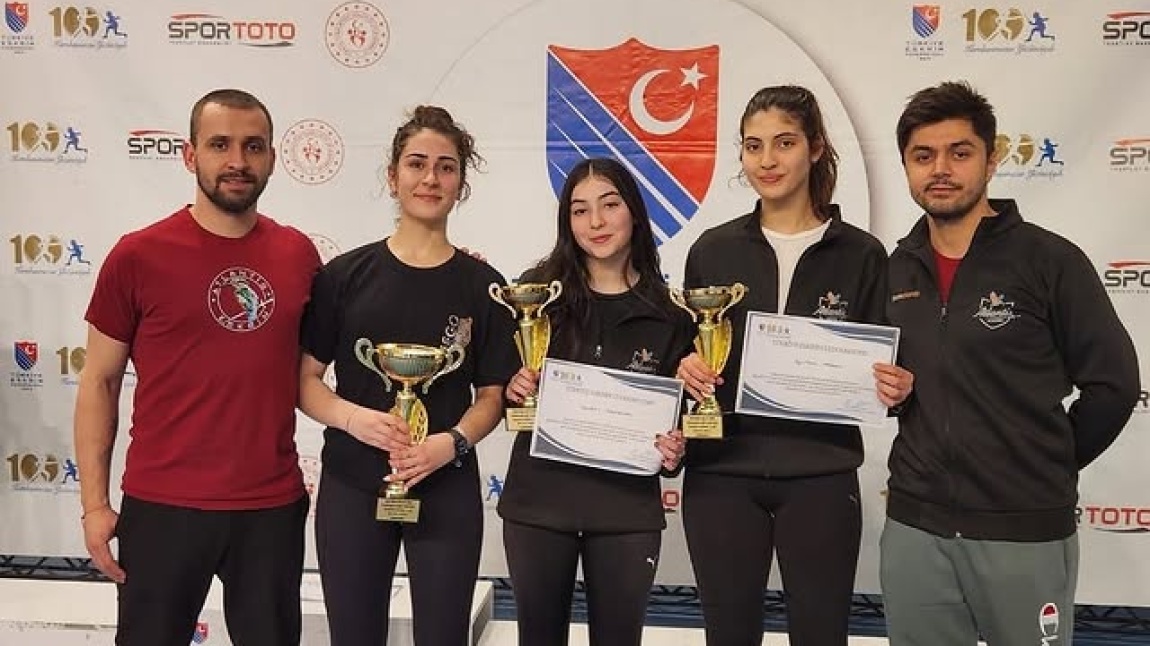 TÜRKİYE ESKRİM FEDERASYONU ''BÜYÜKLER FLÖRE FEDERASYON KUPASI''NDA KADINLAR FLÖRE'DE TÜRKİYE ÜÇÜNCÜSÜ OLDUK.