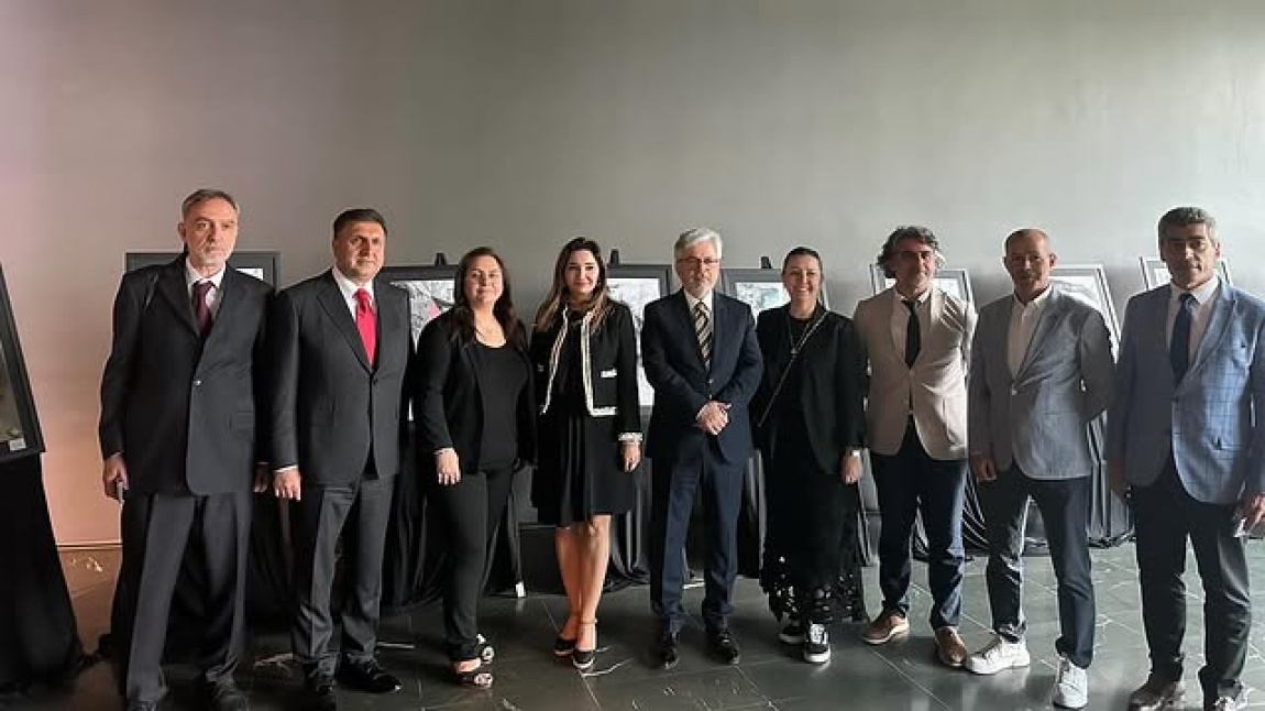 “FİLİSTİN” TEMALI SERGİYE OKULUMUZ RESİM BÖLÜMÜ 9. SINIF ÖĞRENCİLERİ YİRMİ ESERLE KATILDI.